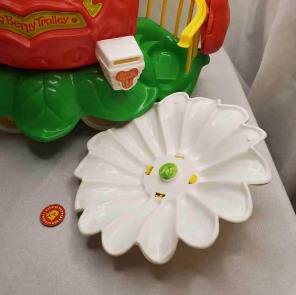 Vintage 1982 Kenner Strawberry Shortcake Big Berry Trolly Vehicle - Picture 5 of 9